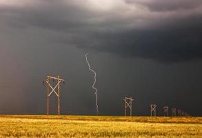 blikseminslag achter de hoogspanningslijn van Saskatchewan foto