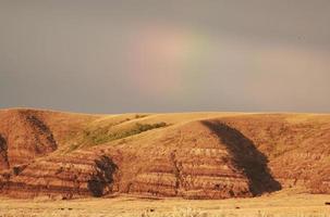 gedeeltelijke regenboog over grote modderige vallei van Saskatchewan foto
