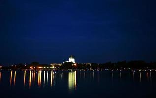 lichtreflecties over het wascana-meer foto