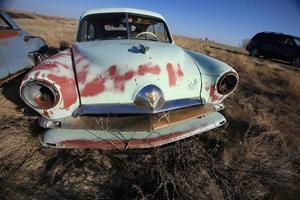 oude verlaten auto in veld saskatchewan canada foto