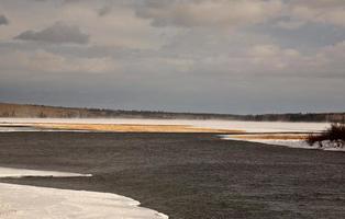 water rivier in de winter foto
