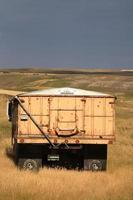 graantruck en onweerswolken in het schilderachtige saskatchewan foto