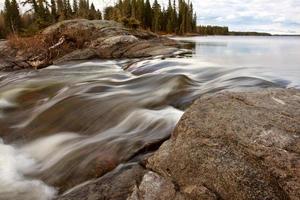 Sasagin stroomversnellingen langs de grasrivier in het noorden van Manitoba foto