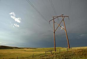 onweerswolken achter hydrotoren in saskatchewan foto