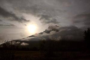 lage wolken rond de berg van brits colombia foto