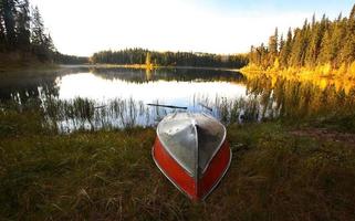 roeiboten bij Jade Lake in het noorden van Saskatchewan foto