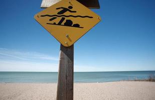 zwemmerswaarschuwingsbord langs strand van meer winnipeg foto