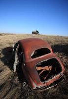 oude verlaten auto in veld saskatchewan canada foto