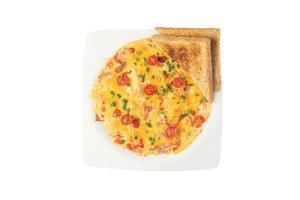 Omelet gevuld met groenten en spek op witte plaat geïsoleerd op een witte achtergrond, bovenaanzicht foto