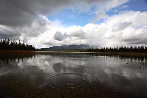 klein bergmeer in het schilderachtige alberta foto