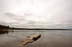 aanlegsteiger op het noordelijke meer van Manitoba foto