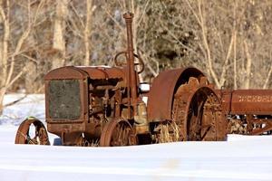 antieke tractor in de winter foto