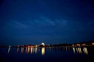 lichtreflecties over het wascana-meer foto