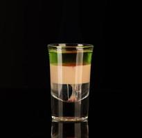 borrelglas met alcohol op een donkere achtergrond foto
