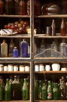 antieke flessen in etalage van winkel in wenkbrauw, saskatchewan foto