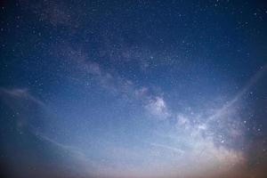 levendige nachtelijke hemel met sterren en nevel en melkwegstelsel. deep sky astrofoto foto