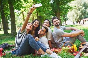 gelukkige vrienden die plezier hebben buiten in de natuur foto