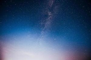 levendige nachtelijke hemel met sterren en nevel en melkwegstelsel. deep sky astrofoto foto