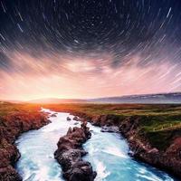 hodafoss zeer mooie ijslandse waterval. het is gelegen in het noorden in de buurt van het meer van Myvatn en de ringweg. fantastische sterrenhemel en de melkweg foto