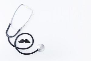 stethoscoop en mannelijk snorsymbool van mannelijke gezondheid en medische interventie. kopieer ruimte foto