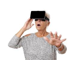 senior vrouw met vr virtual reality-headset is verbijsterd foto