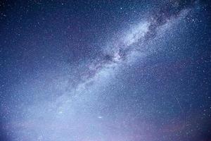 levendige nachtelijke hemel met sterren en nevel en melkwegstelsel. deep sky astrofoto foto