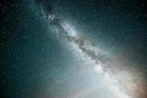levendige nachtelijke hemel met sterren en nevel en melkwegstelsel. deep sky astrofoto foto