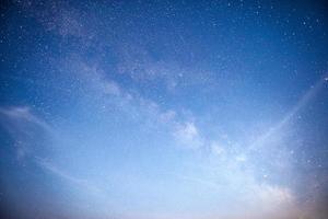 levendige nachtelijke hemel met sterren en nevel en melkwegstelsel. deep sky astrofoto foto