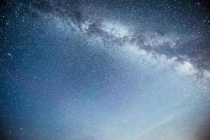 levendige nachtelijke hemel met sterren en nevel en melkwegstelsel. deep sky astrofoto foto