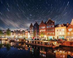 prachtige nacht in amsterdam. nachtverlichting van gebouwen en boten aan het water in het kanaal. foto