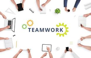 teamwork concept met mensen op het bureau en tekst in het midden. mensen werken hard samen aan een project. bovenaanzicht, plat gelegd foto