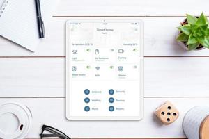 smart home control-app op tablet-display. thuisbureau, bovenaanzicht, plat gelegd. modern concept van domotica-app foto