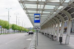 lege grote bushalte in de buurt van de luchthaven. foto