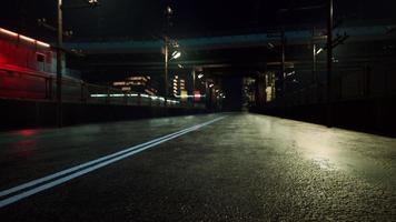 nachtscène van de stad Japan met neonlichten foto