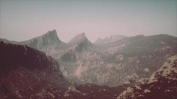 landschap van het Dolomietengebergte bedekt met mist foto
