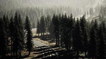 bergpas met winderige wegen foto