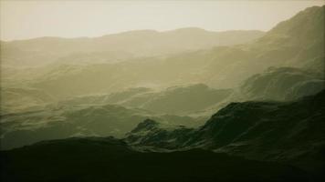 rotsen en bergen in diepe mist foto