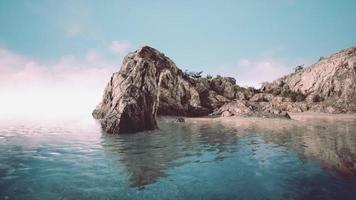zomers uitzicht op zeegrotten en rotskliffen foto