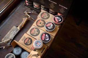 trendy barbershop styling gel voor mannelijke styling. foto