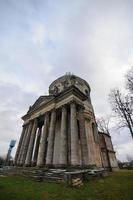 rooms-katholieke kerk van heilige joseph. oude historische gebouwen detail stenen houten sculpturen prachtige ornamenten lampen straatlantaarns details. pidhirtsi dorp, oblast lviv, oekraïne 30 oktober 2019 foto