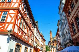 Mainz, Duitsland - 12 augustus 2017 traditionele Duitse huizen met typische houten gevel fachwerk-stijl in Mainz foto
