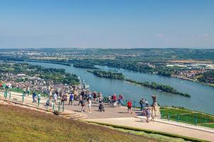 rudesheim am rhein, duitsland, 24 augustus 2019 mensen toeristen op uitzicht platform niederwald heuvel overzicht rivier rijn kloof vallei foto