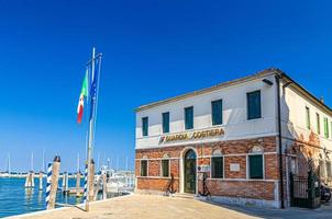 Chioggia, Italië, 16 september 2019 Italiaanse kustwacht gebouw capitaneria di porto guardia foto