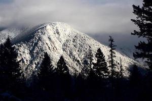 rotsachtige bergen in de winter foto