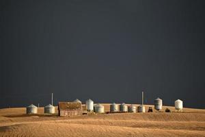 onweerswolken boven boerderijgebouwen in saskatchewan foto