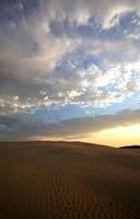 zandduin bij grote zandheuvels in het schilderachtige Saskatchewan foto