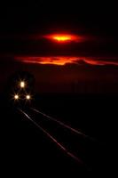 schilderachtig uitzicht op een naderende trein in de buurt van zonsondergang foto