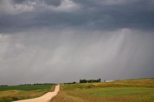 naderende regen langs een landweg in Saskatchewan foto