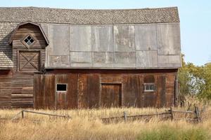 een verlaten oude schuur in het schilderachtige Saskatchewan foto