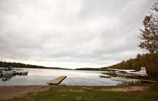 aanlegsteiger en watervliegtuig op een meer van Saskatchewan foto